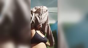 Bibi desa India telanjang dan memamerkan tubuh telanjangnya 0 min 0 sec