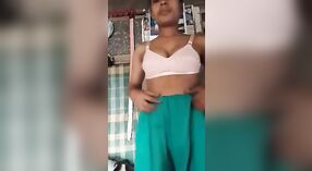 Faridpurs heißestes Mädchen mit riesigen runden Titten und Muschi zeigt ihren Körper 0 min 0 s