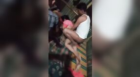 Seks berkelompok dengan banyak pria di desa Bangladesh 3 min 40 sec