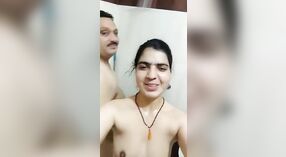 एक परिपक्व भारतीय जोड़ी के भाप से भरा स्नान के समय साहसिक 4 मिन 00 एसईसी