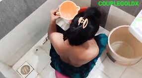 インドの村の妻は夫と一緒にトイレで降りて汚い 3 分 50 秒