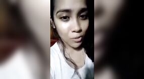 Une étudiante Bangla Aide à la conversation dans la vidéo du Village NMS 0 minute 0 sec
