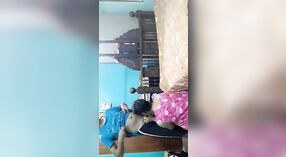 Une fille du village de Bangla se fait pilonner le cul par son amie en levrette 1 minute 20 sec