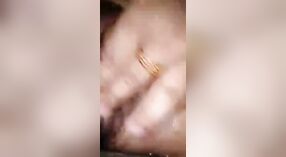 Desi village bhabhi pleasures haarzelf met haar fingers in een sensueel video 2 min 30 sec