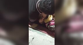 Домашнее видео, на котором Бхабха развлекается со своим деревенским соседом 5 минута 20 сек