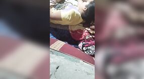 Домашнее видео, на котором Бхабха развлекается со своим деревенским соседом 0 минута 0 сек