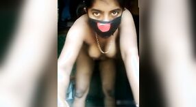 La Esposa de Bangla Village Se Desnuda y Muestra Su Cuerpo Sexy 4 mín. 30 sec