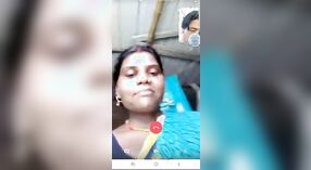 Desi village bhabhi se desnuda para una videollamada humeante 2 mín. 00 sec