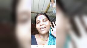 Desi village bhabhi se déshabille pour un appel vidéo torride 2 minute 20 sec