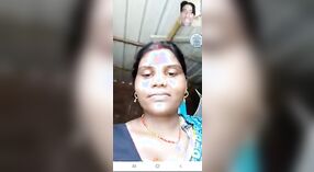 Desi village bhabhi se desnuda para una videollamada humeante 2 mín. 30 sec