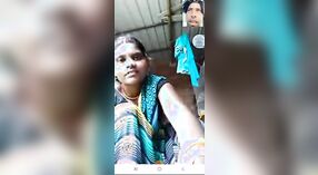 Desi village bhabhi se desnuda para una videollamada humeante 0 mín. 0 sec