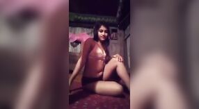 Bella Dehati ragazza mostra il suo MMS competenze in un villaggio 1 min 00 sec