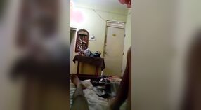 一个来自乡下的desi女孩让她的屁股在反向女牛仔位置砸了 2 敏 10 sec