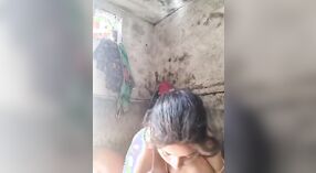 데시 마을 우리는 항을 보여줍니다 그녀의 누드 몸에서 만든 비디오 10 최소 50 초