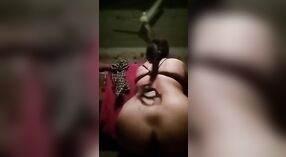 Bibi desa Bangla memamerkan pantat dan payudaranya yang besar 1 min 20 sec
