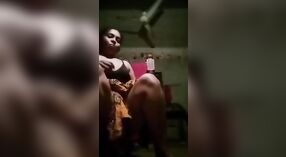 Bibi desa Bangla memamerkan pantat dan payudaranya yang besar 2 min 40 sec
