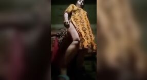 Bibi desa Bangla memamerkan pantat dan payudaranya yang besar 0 min 30 sec