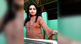 Dehati Bhabhis große Brüste und Arsch sind in diesem dampfenden Video vollständig zu sehen 1 min 10 s