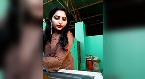 Dehati Bhabhis große Brüste und Arsch sind in diesem dampfenden Video vollständig zu sehen 3 min 40 s
