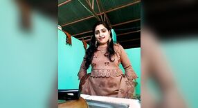 Большие сиськи и задница Дехати Бхабхи выставлены на всеобщее обозрение в этом страстном видео 6 минута 10 сек
