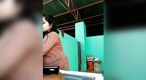 Dehati Bhabhiの大きなおっぱいとお尻は、この蒸し暑いビデオに完全に展示されています 7 分 00 秒