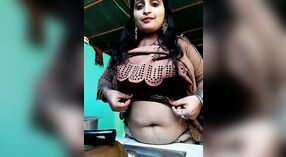 Las grandes tetas y el culo de Dehati Bhabhi están en exhibición completa en este video humeante 7 mín. 50 sec