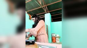 Большие сиськи и задница Дехати Бхабхи выставлены на всеобщее обозрение в этом страстном видео 8 минута 40 сек