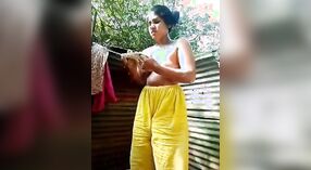 Gadis desa Bangla telanjang dan mengambil selfie buatan sendiri di bak mandi 1 min 10 sec