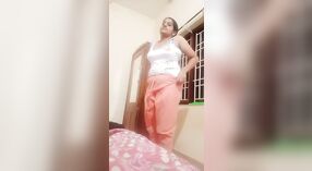 Dehati istri India masturbasi dalam video telanjang 0 min 0 sec