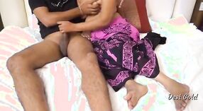 Dehati Bhabhis sexy große Brüste hüpfen, während sie gefickt wird 2 min 00 s
