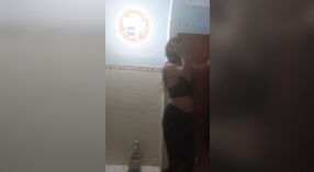 Desi làng cô gái được nghịch ngợm TRONG mms với khỏa thân selfies 0 tối thiểu 0 sn