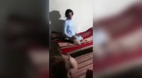Domowe wideo chłopca przyłapanego na seksie z matką 0 / min 0 sec