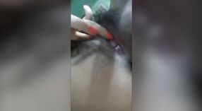 Cornea ragazza di campagna si masturba sulla macchina fotografica 0 min 0 sec