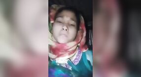 Desi Village Girl在MMS上炫耀她性感的身体 0 敏 0 sec