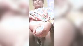 Sexy volwassen dorp tante pronkt met haar grote borsten in selfie video 3 min 10 sec