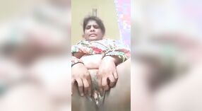 Sexy volwassen dorp tante pronkt met haar grote borsten in selfie video 3 min 20 sec