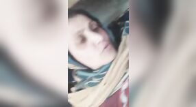 Coño peludo de la aldea es golpeado por la esposa paquistaní en la cámara 1 mín. 00 sec
