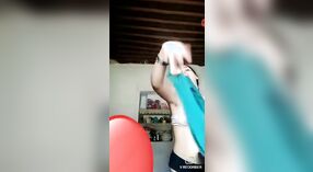 Redneck Bhabhi ostenta seu corpo sexy em um vídeo 0 minuto 0 SEC