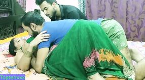 Un trio sauvage avec une femme de ménage indienne mature dans un village 3 minute 20 sec