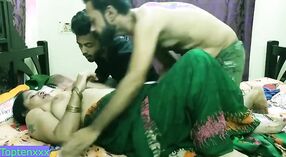 ایک گاؤں میں ایک بالغ بھارتی نوکرانی کے ساتھ ایک جنگلی threesome کے 4 کم از کم 50 سیکنڈ