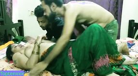 Un trio sauvage avec une femme de ménage indienne mature dans un village 4 minute 50 sec