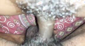 El video de sexo de Desi village presenta un coño peludo lleno de Devar 3 mín. 50 sec