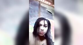 Buharlı bir videoda Desi köy kızının çıplak MMS özçekimi 3 dakika 40 saniyelik