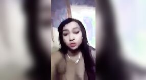 Desi village girl ' s naakte MMS selfie in een stomende video 4 min 00 sec