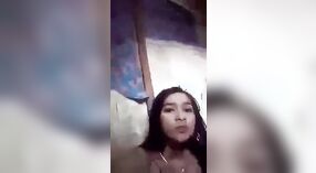 Desi village girl ' s naakte MMS selfie in een stomende video 4 min 20 sec