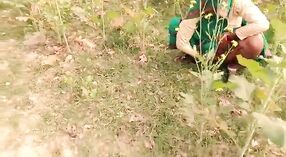 বিহারি গ্রামের এক স্ত্রী একটি খোলা মাঠে নেমে গিয়ে নোংরা 1 মিন 50 সেকেন্ড
