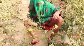 বিহারি গ্রামের এক স্ত্রী একটি খোলা মাঠে নেমে গিয়ে নোংরা 4 মিন 20 সেকেন্ড