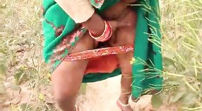 ビハリの村の妻が降りて、オープンフィールドで汚れています 5 分 50 秒