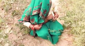বিহারি গ্রামের এক স্ত্রী একটি খোলা মাঠে নেমে গিয়ে নোংরা 6 মিন 20 সেকেন্ড