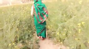 Bir bihari köyü karısı açık bir alanda aşağı iner ve kirlenir 6 dakika 50 saniyelik